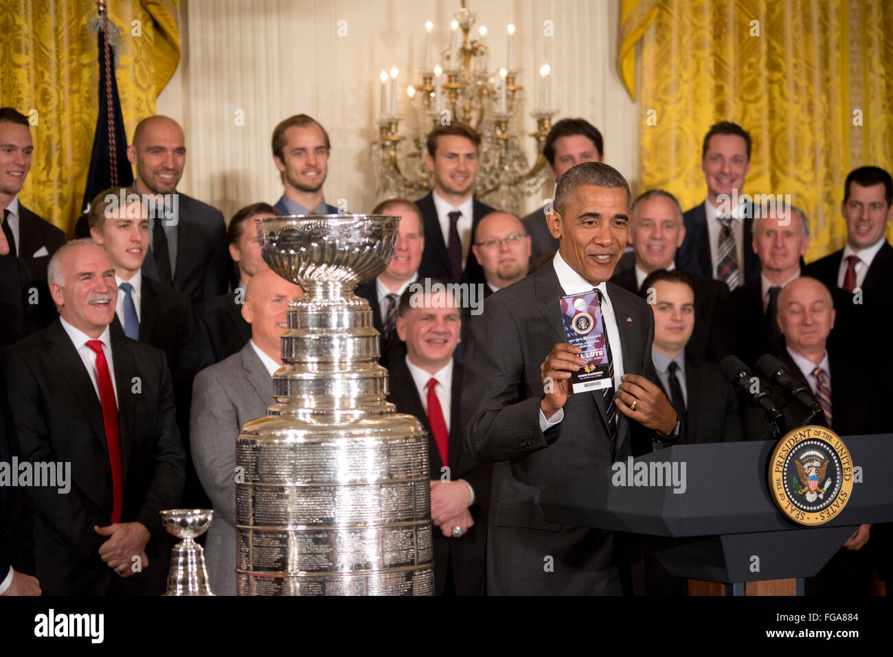 Washington, DC, Stati Uniti d'America. 18 Febbraio, 2016. Il presidente Barack Obama accoglie favorevolmente il 2015 campioni NHL Chicago Blackhawks alla Casa Bianca . Presidente Obama detiene un biglietto per il parcheggio a lui donata dal team. Credito: Patsy Lynch/Alamy Live News Foto Stock
