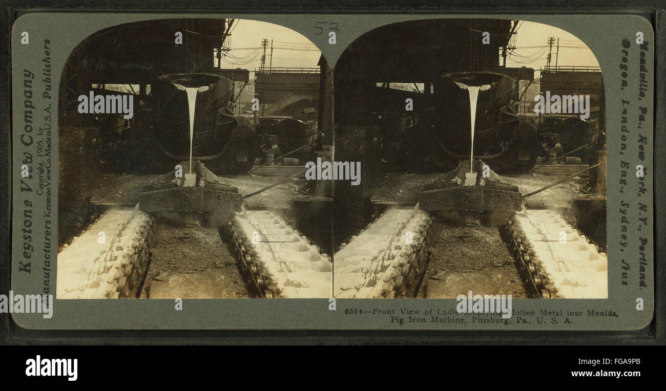 Questa visione stereoscopica della collezione Robert N. Dennis mostra un mestolo che svuota il ferro fuso negli stampi di una macchina per ghisa a Pittsburgh, catturando il processo industriale. Foto Stock