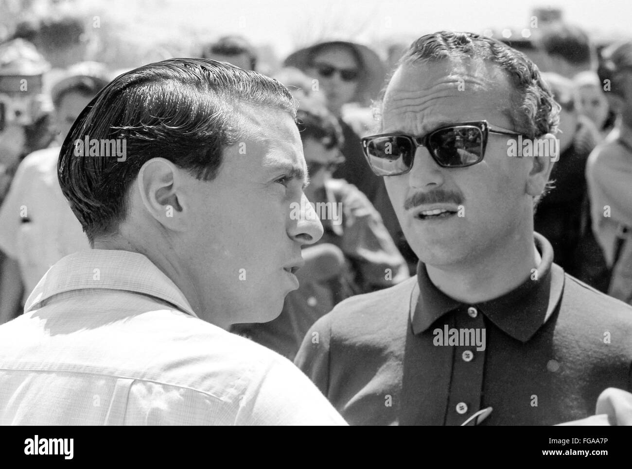 Mondo formale di un campione guida Jim Clark e Lotus designer Colin Chapman all inizio del Motorsport e formale e Grand Prix racing in Canada nella gara di Mosport via vicino Bownmanville, Ontario,1960 Foto Stock