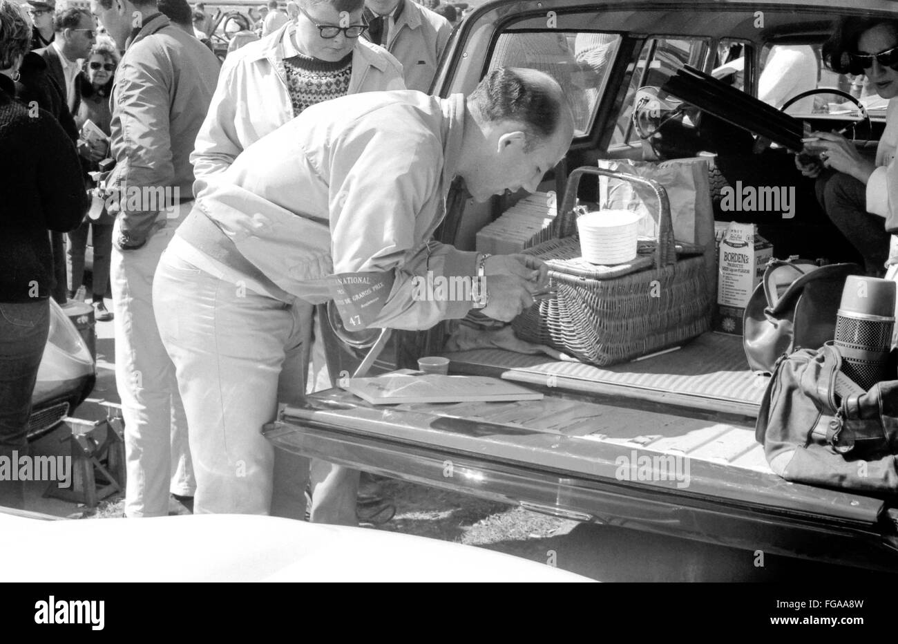 Stirling Moss al suo tea break all'inizio del Motorsport e formale e Grand Prix racing in Canada nella gara di Mosport via vicino Bownmanville, Ontario,1960 Foto Stock