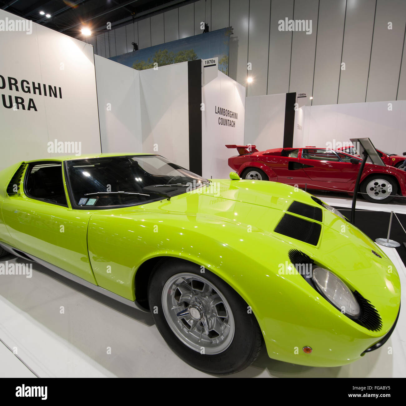 ExCel, London, Regno Unito. 18 Febbraio, 2016. Evoluzione della supercar display a seconda London Classic Car Show. Ottano e Evo riviste selezionare sei più la definizione di auto e tracce della loro evoluzione a partire dagli anni Sessanta per la 2010s. Credito: Malcolm Park editoriale/Alamy Live News Foto Stock