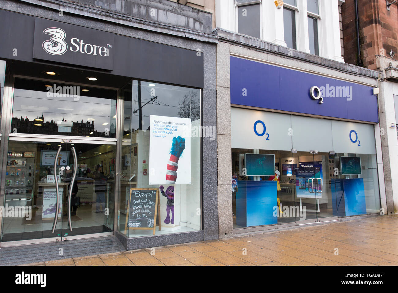 Tre e O2 memorizza adiacente a Edimburgo in Scozia UK. Tre mobile intende acquistare o2 mobile. Foto Stock