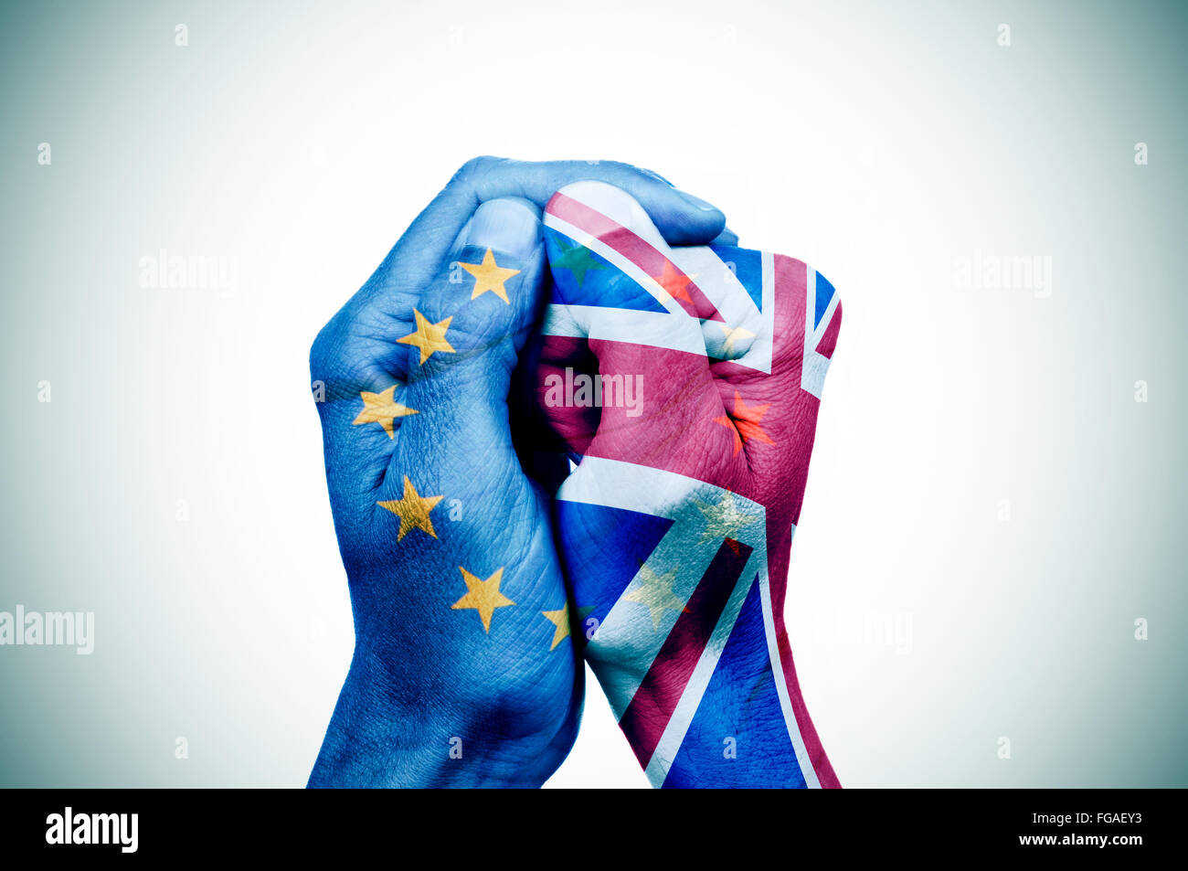 Modellato a mano con la bandiera della Comunità europea avvolge un altro canto modellato con la bandiera del Regno Unito Foto Stock