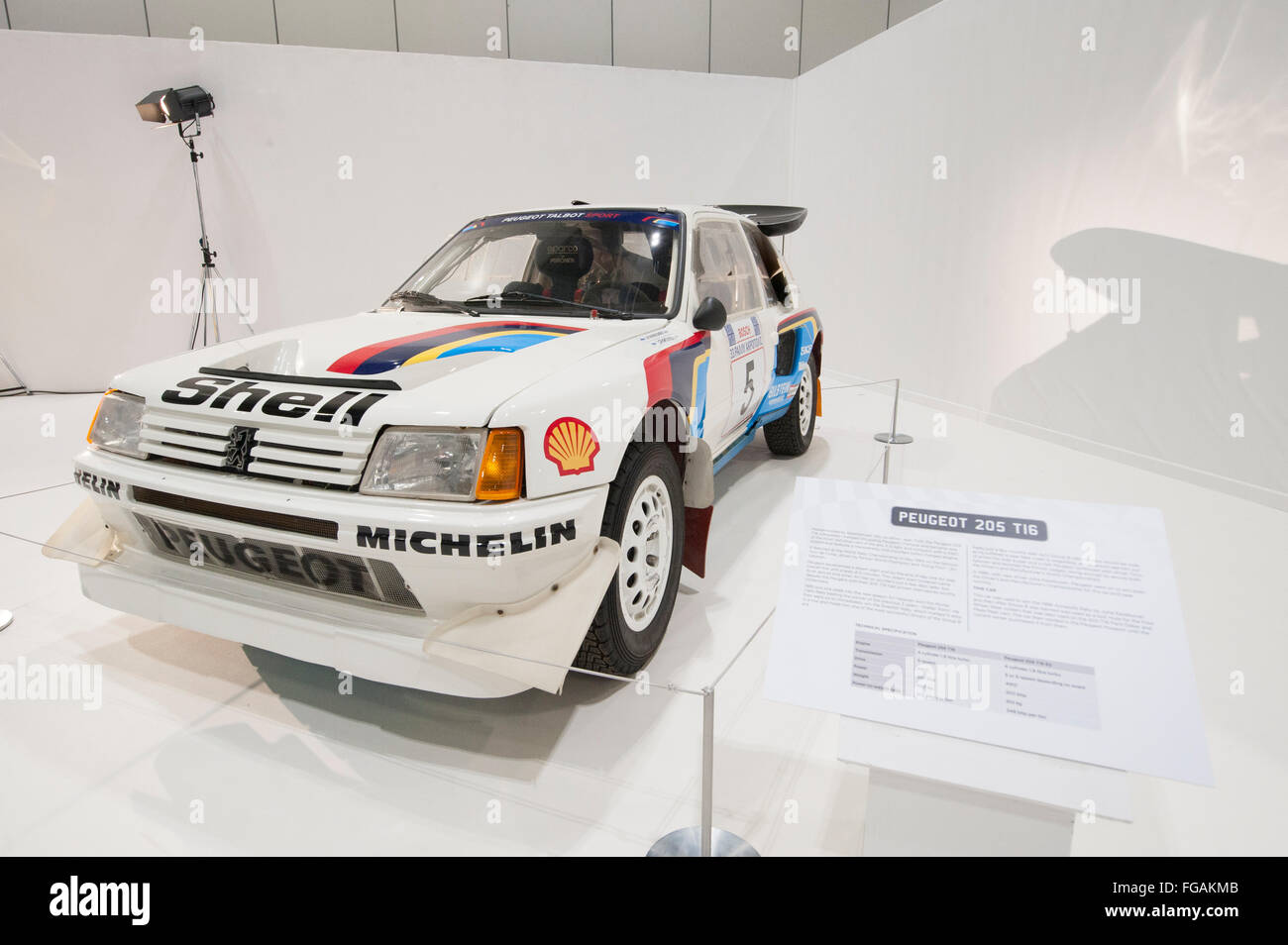 ExCel, London, Regno Unito. 18 Febbraio, 2016. Il pinnacolo del rally, il London Classic Car Show visualizza sei epic Group B cars, presentato dalla leggenda del Rally Ari Vatanen. Il gruppo B auto sono state bandite dal presidente FIA Jean-Marie balaustra alla fine del 1986 a causa di una serie di incidenti e di conseguenza queste vetture hanno preso su stato leggendario. Il display auto sono la Lancia 037, Lancia Delta S4, Audi Quattro, Peugeot 205 T16, Ford RS200 e MG Metro 6R4. Credito: Malcolm Park editoriale/Alamy Live News Foto Stock