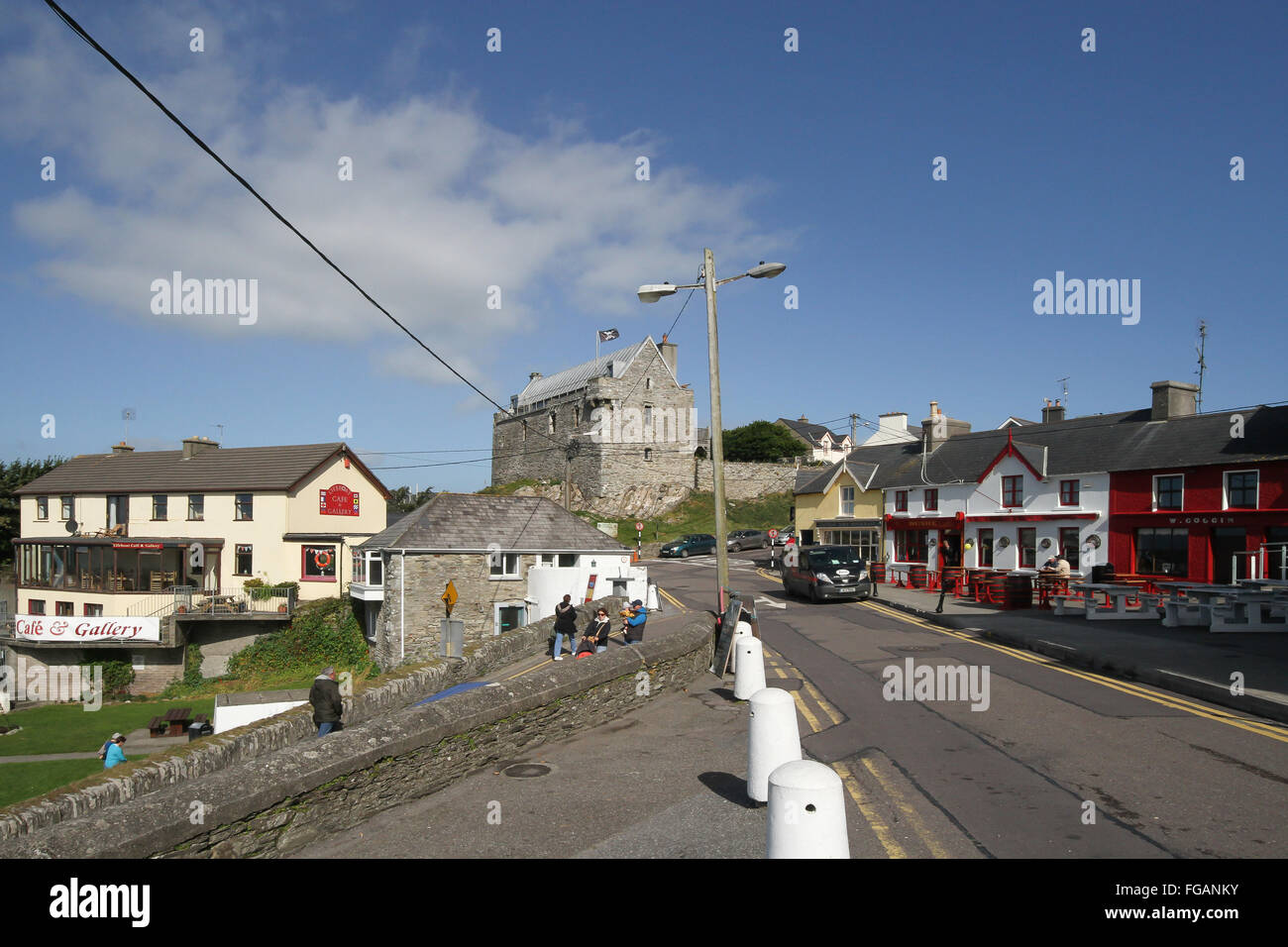 Il villaggio sul mare di Baltimora nel West Cork, Irlanda. Centro del colpo è Dún na Séad Castello. Foto Stock
