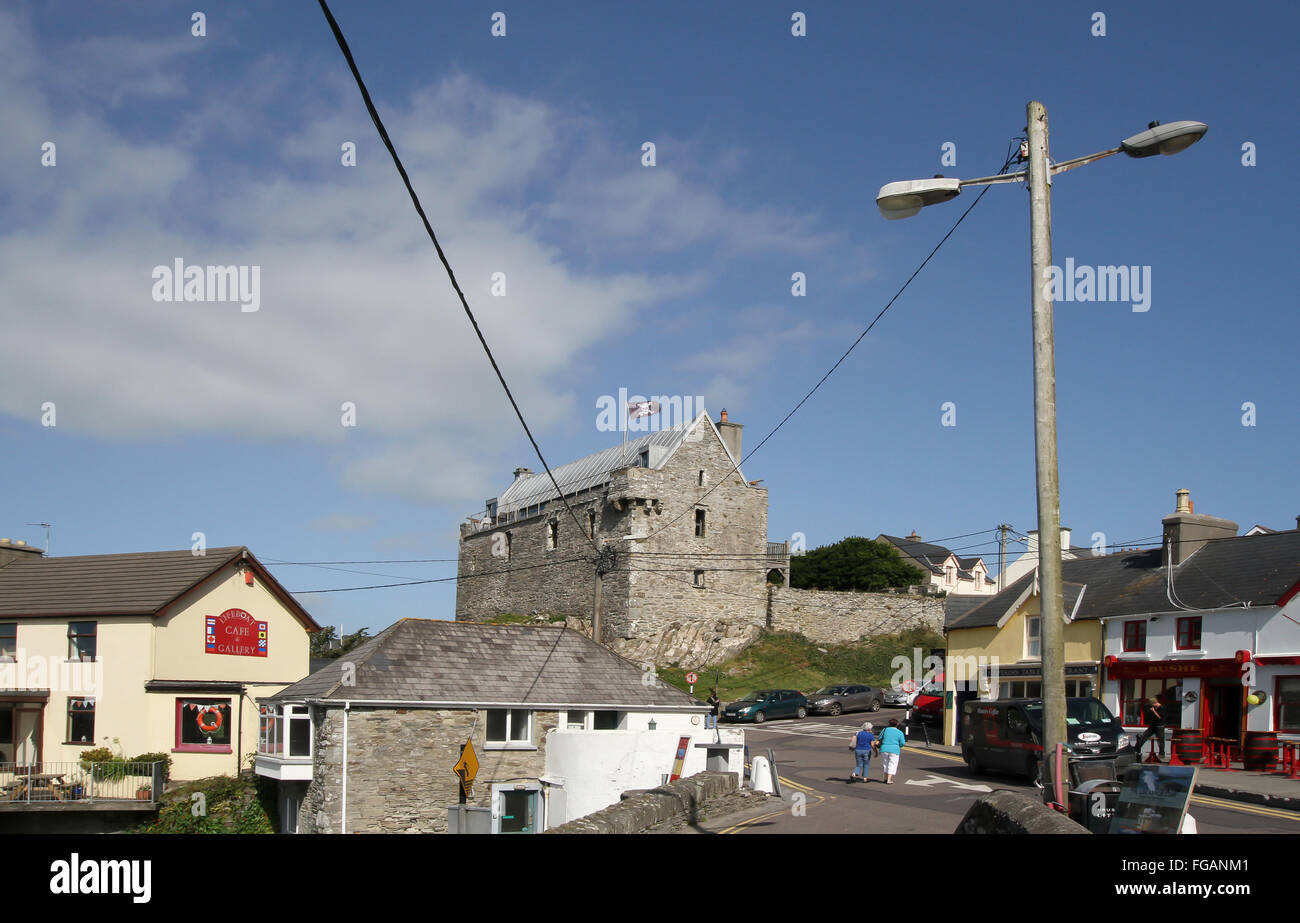 Il villaggio sul mare di Baltimora nel West Cork, Irlanda. Centro del colpo è Dún na Séad Castello. Foto Stock