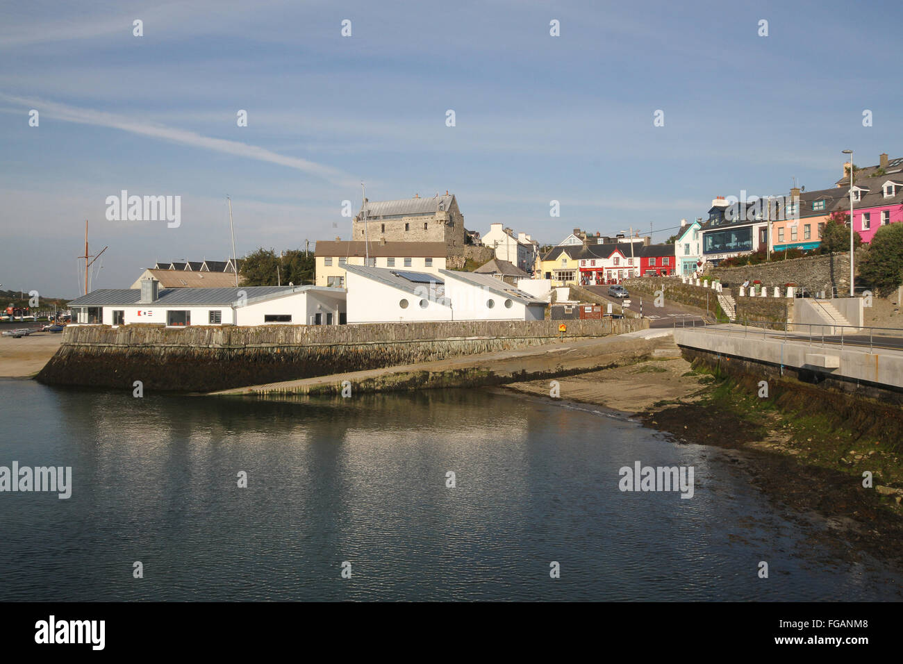 Il villaggio sul mare di Baltimora nel West Cork, Irlanda. A sinistra dell'area del litorale (pub e ristoranti) è Dún na Séad Ca Foto Stock