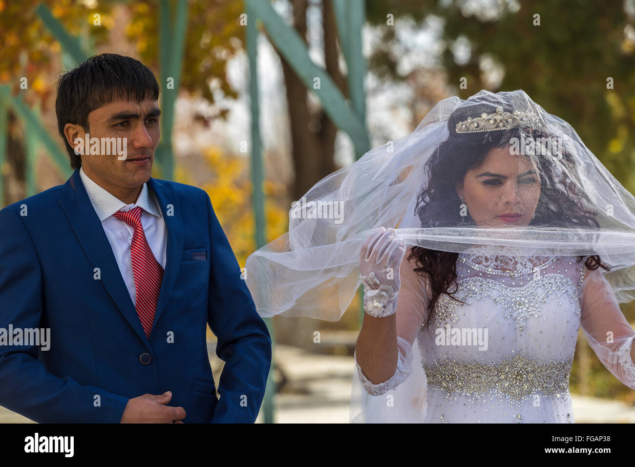 Sposa e lo sposo e gli ospiti a piedi attraverso i motivi della Sitorai Mohi-Hosa Palace Foto Stock