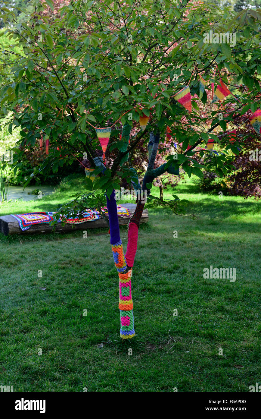 Tronco di Albero coperchio coperte di lana in maglia di lana maglia lavorati copertina installazione artistica giardino floreale RM Foto Stock