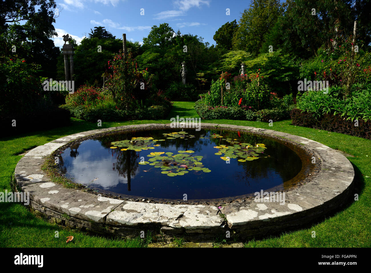 Montare Stewart House garden giardini italiani acqua di stagno includono funzioni di giardinaggio floreale RM Foto Stock