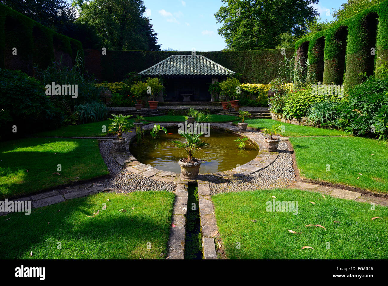 Montare Stewart House garden giardini italiani ritagliati yew hedge viadotto sagomato di forma includono funzioni di giardinaggio floreale RM Foto Stock