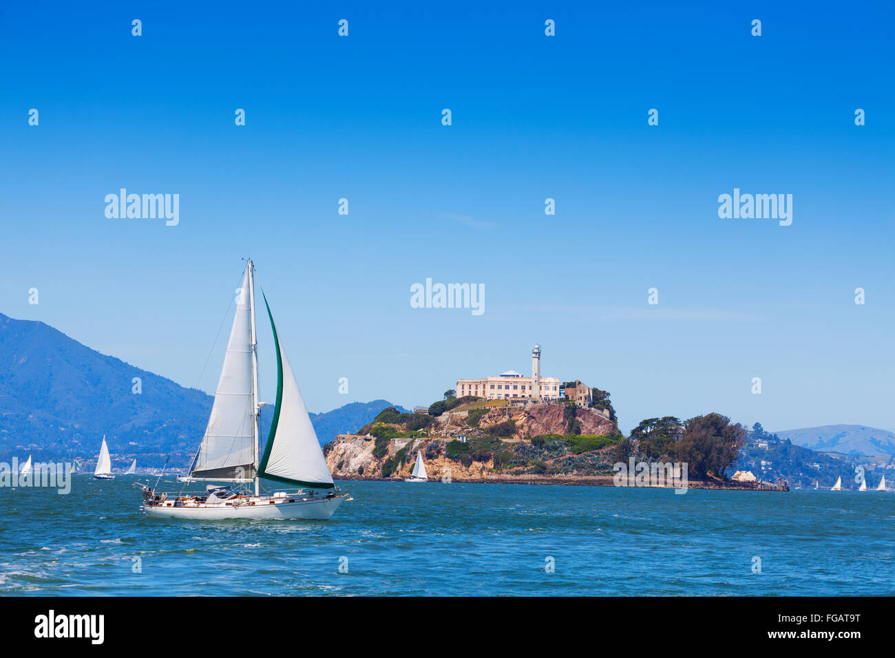 Yacht a vela di fronte la prigione di Alcatraz island Foto Stock