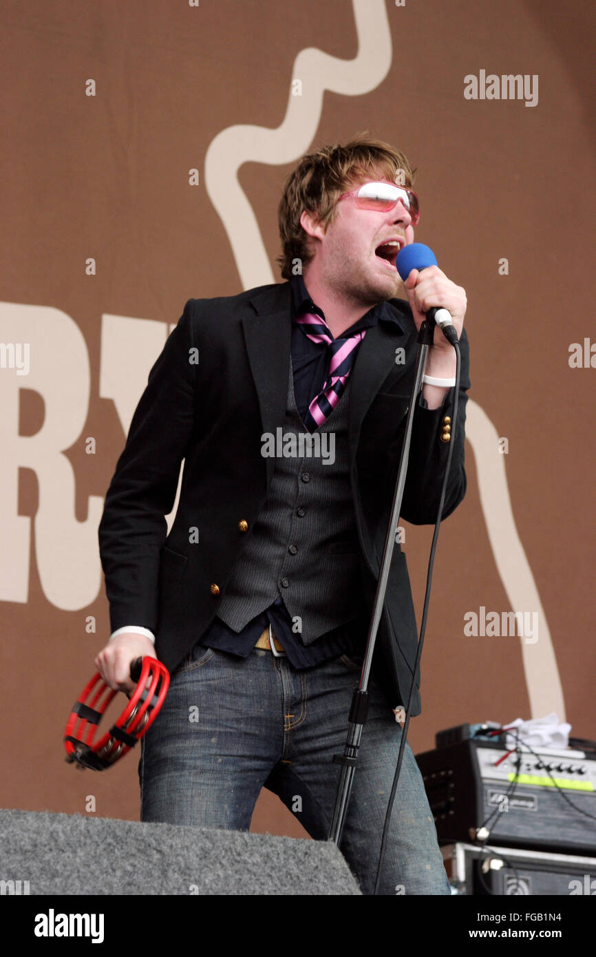 Ricky Wilson del Kaiser Cheifs giocare al Glastonbury Festival 2005. Il Somerset, Inghilterra, Regno Unito. Foto Stock