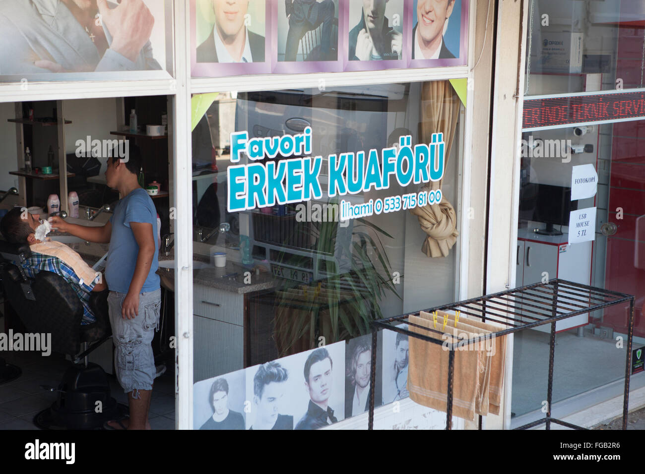 Un uomo avente una rasatura in un barbiere in Turchia. Foto Stock