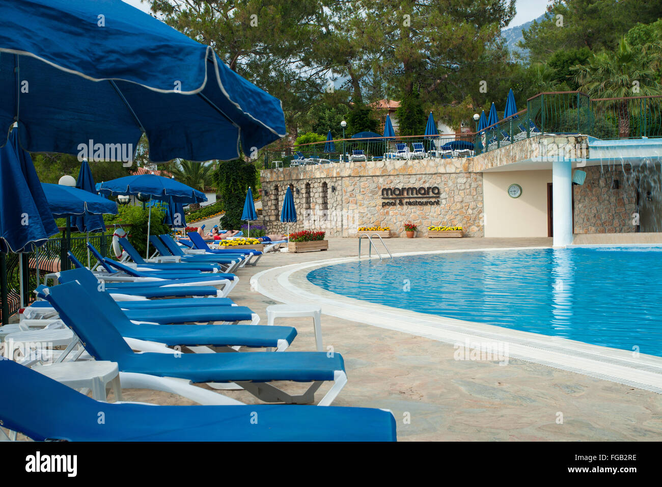 Una vista di un hotel piscina, Turchia Foto Stock