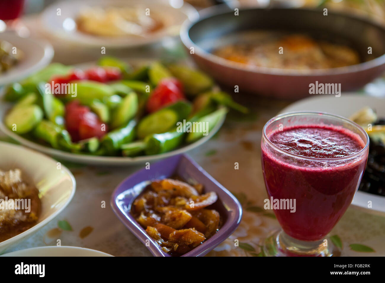 Succo di frutta fresco sul tavolo al mattino la prima colazione, la Turchia. Foto Stock