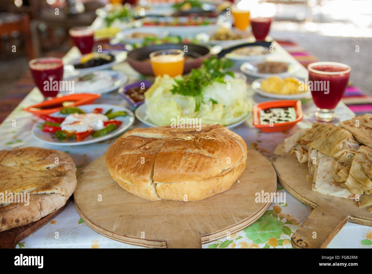 Una tabella di cui con cibi preparati al momento per la colazione, Turchia Foto Stock