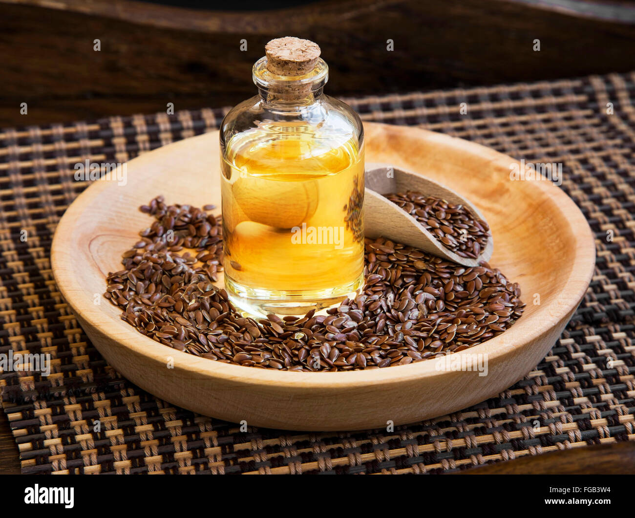 Semi di lino olio in bottiglia trasparente con semi di lino Foto Stock