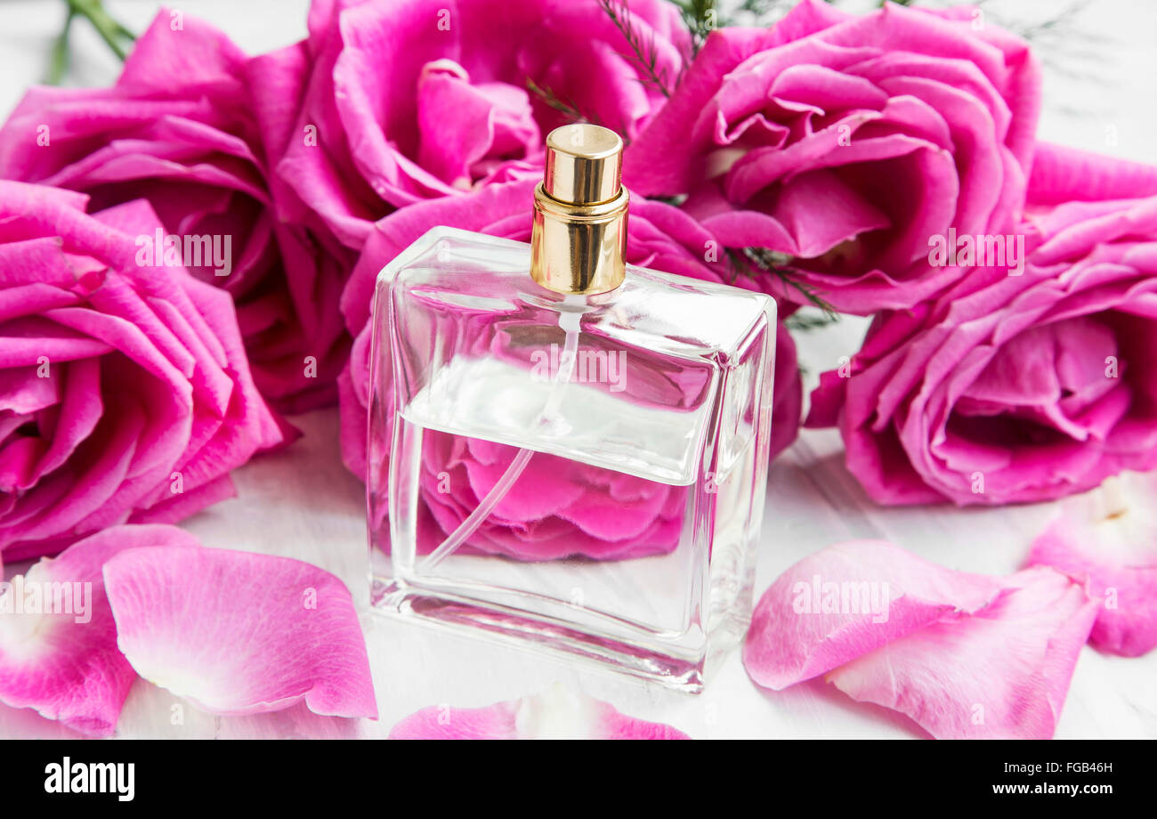 Profumo di rose in bottiglia trasparente con rosa profumo floreale di rose Foto Stock