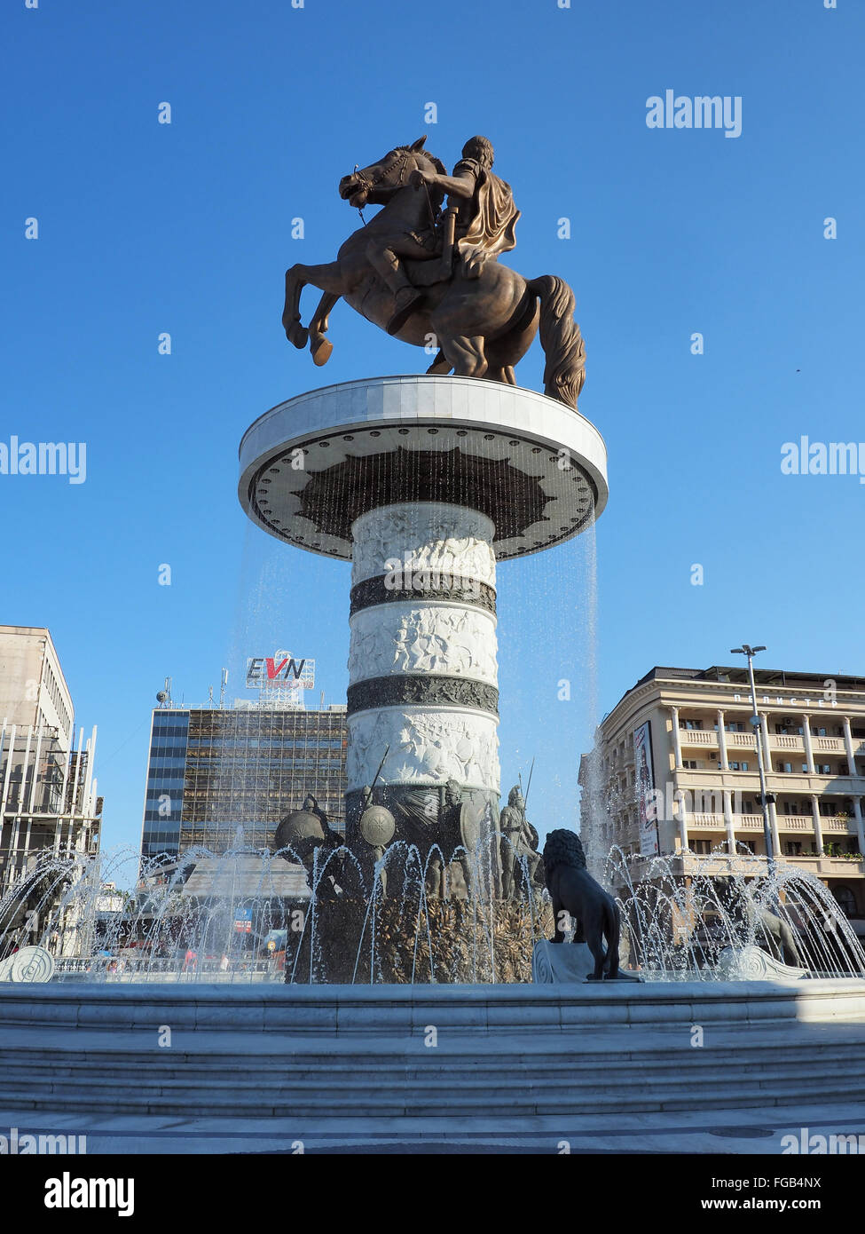 Skopje, Macedonia - Settembre, 30, 2015: Statua di Alessandro il Grande sulla piazza principale nel centro di Skopje, fontana Foto Stock