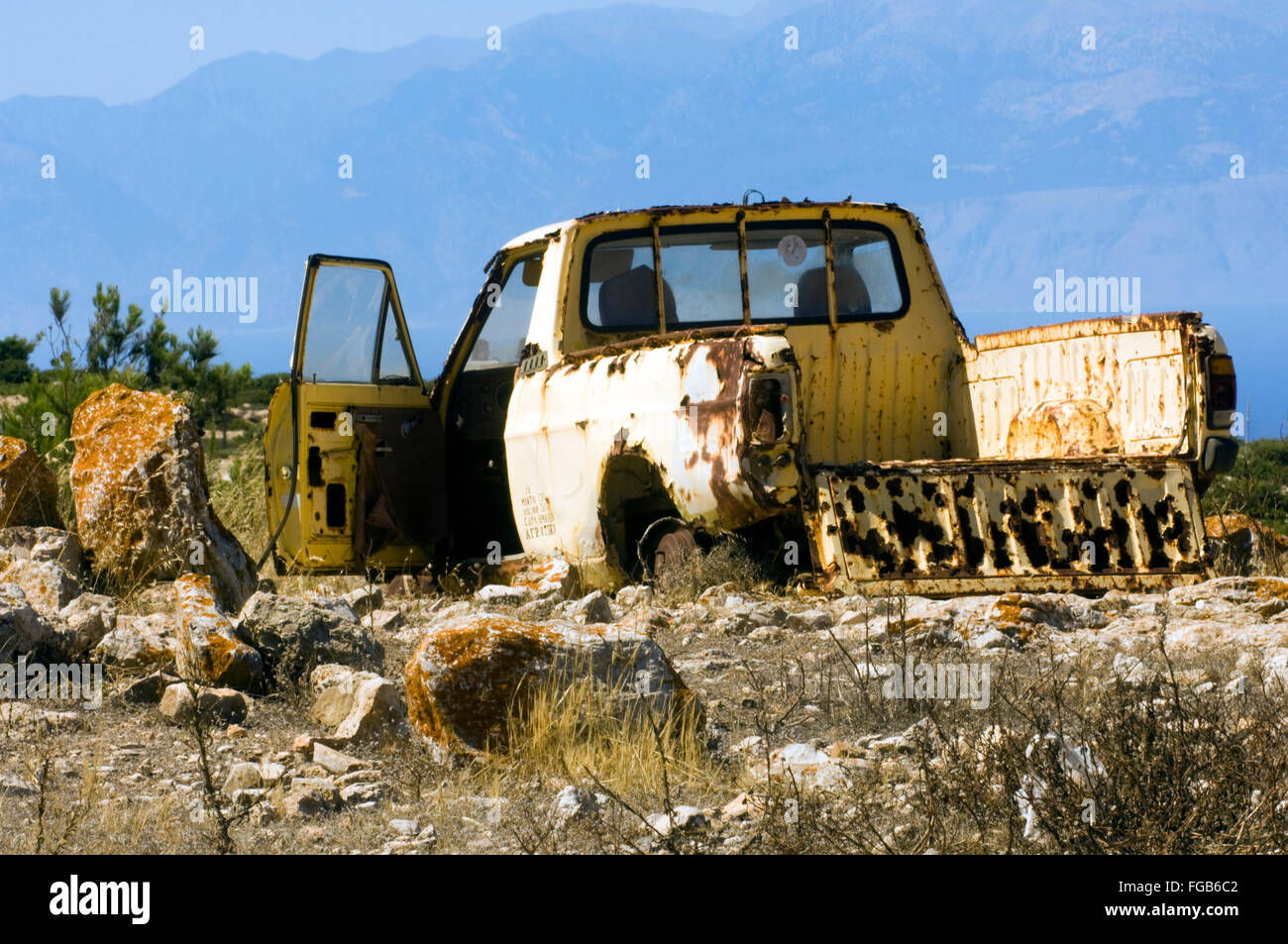 Griechenland, Kreta, Insel Gavdos, ein Autowrack in der Landschaft Foto Stock
