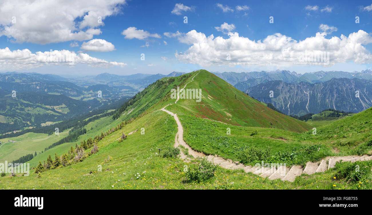Sentiero escursionistico nel paesaggio di montagna delle Alpi Allgau sul Fellhorn cresta dall'Fellhorn verso Soellereck. Foto Stock