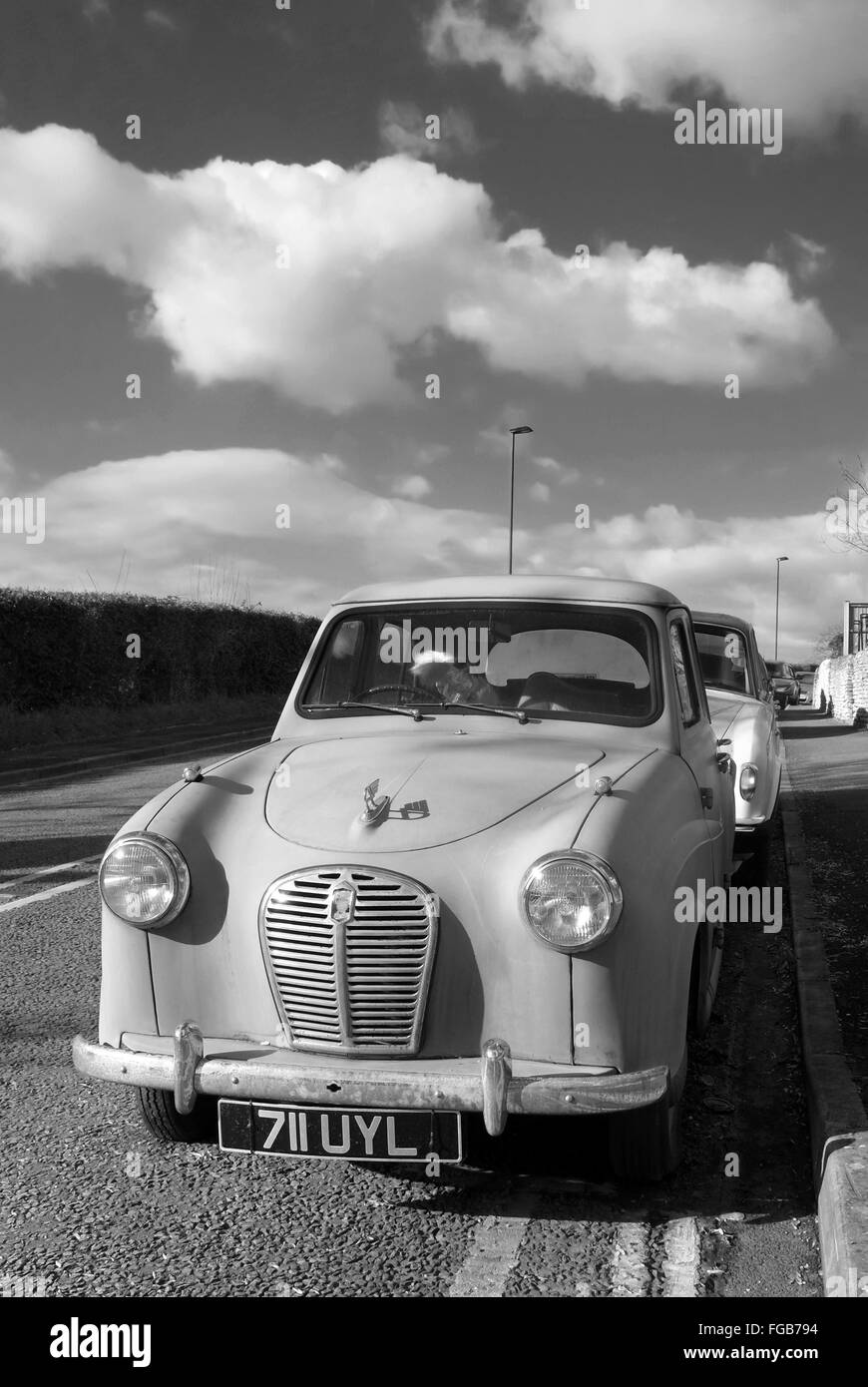 Austin A30 classic car fin dai primi anni cinquanta parcheggiato sul ciglio della strada in Swainswick vicino alla città di Bath. Xviii Febbraio 2016 Foto Stock