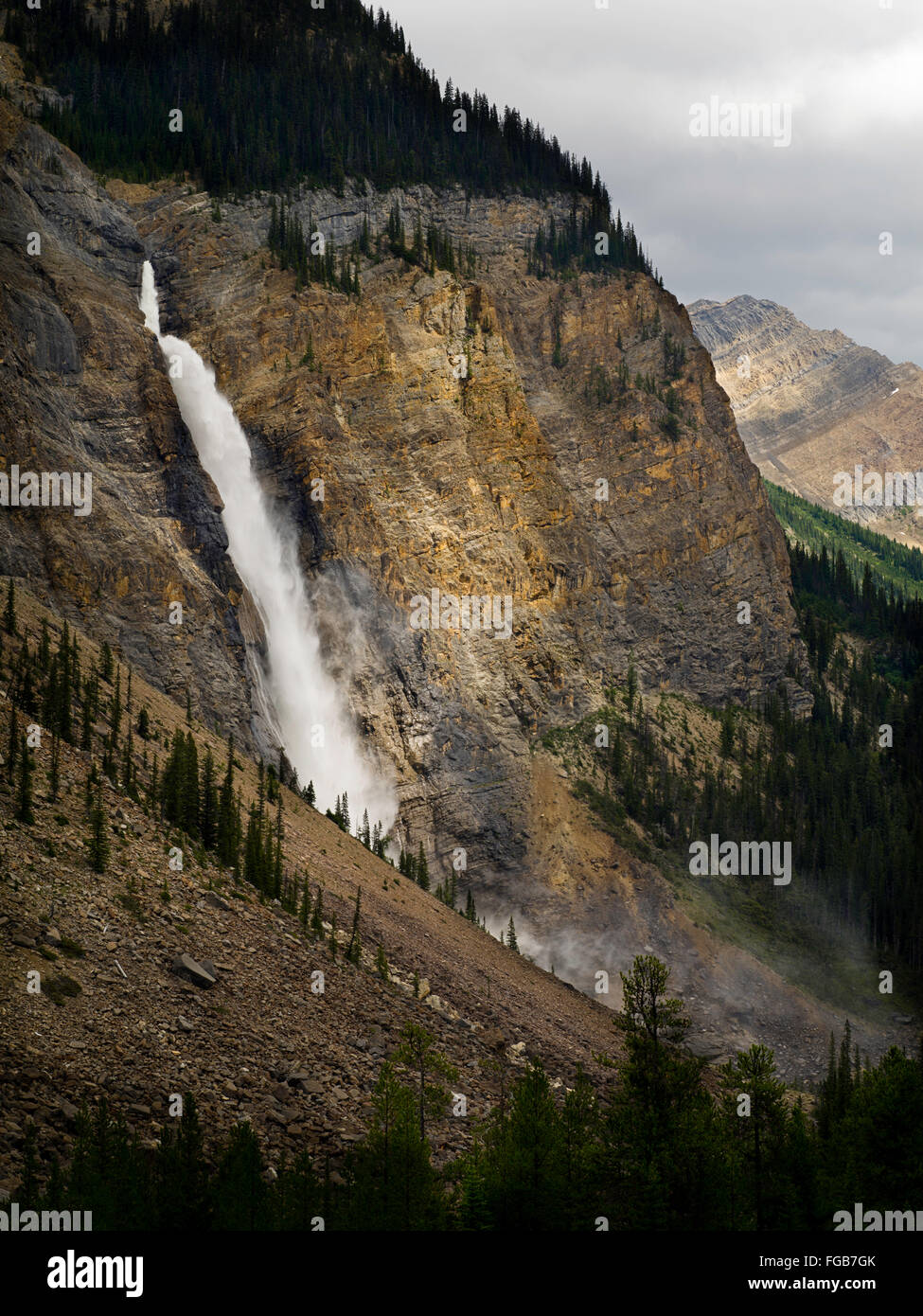 Vista delle Cascate di Takakkaw su un nuvoloso giorno; Parco Nazionale di Yoho, vicino a Golden, British Columbia, Canada Foto Stock