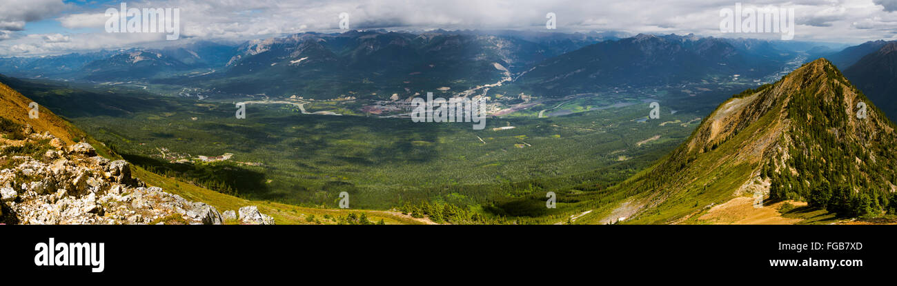 Ad alto angolo, vista panoramica di Golden, British Columbia prese da vicino il Kicking Horse Resort. Foto Stock