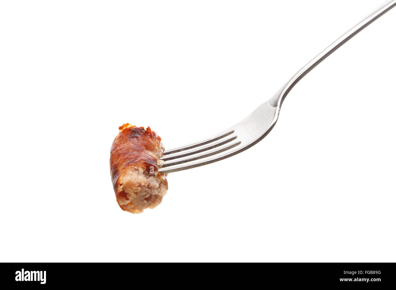 Pezzo di salsiccia su una forcella isolata contro bianco Foto Stock