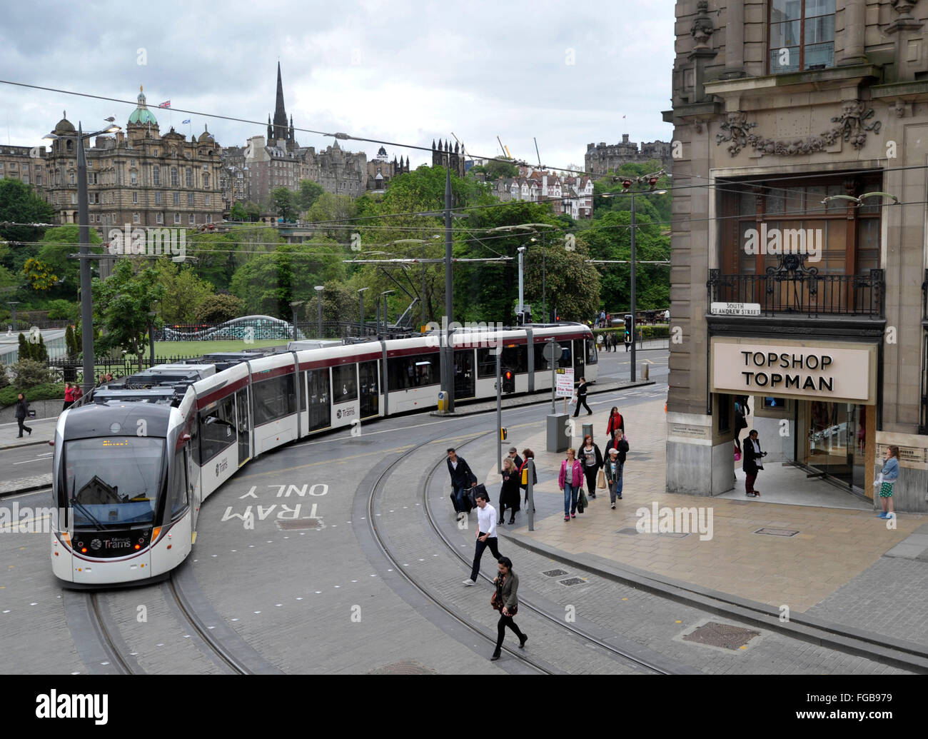 Il 31 maggio 2014, un tram in direzione ovest si trasforma in Princes Street, Edimburgo il primo giorno ufficiale di servizio, Edimburgo, Scozia. Foto Stock