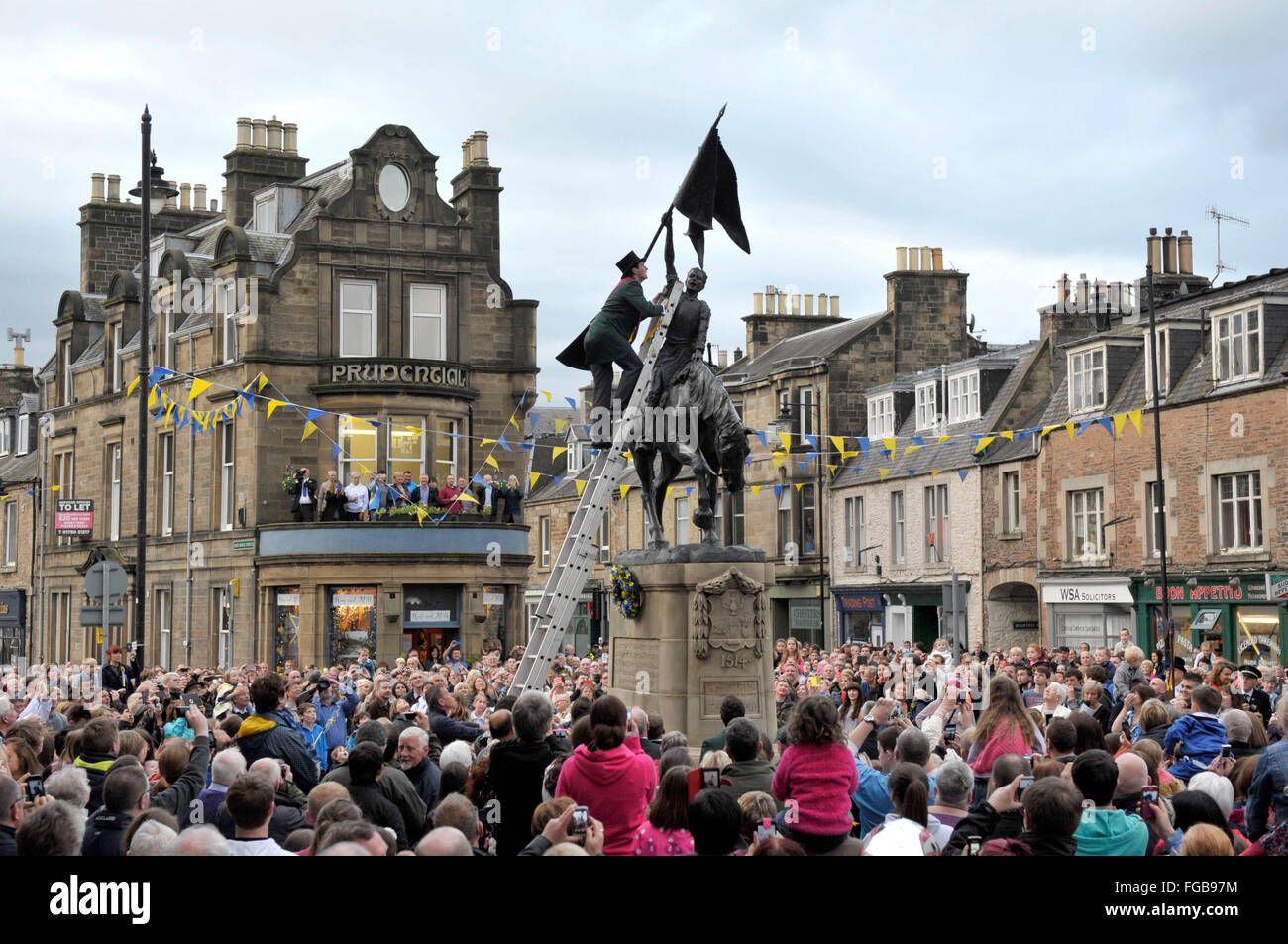 05/06/14, Hawick Equitazione comune 2014, il cinquecentesimo anniversario dell'evento. Cornet, Ross Gibson dà tre acclamazioni presso la statua equestre. Foto Stock