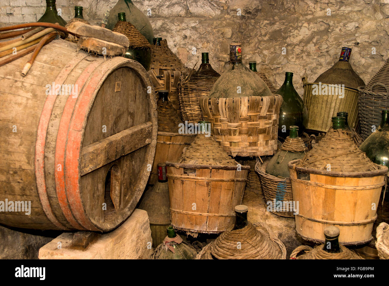 Vecchie bottiglie e botti di vino rinvenute nel seminterrato di un rifugio di caccia costruito nel 1500 d.C., Toscana Italia.» Foto Stock