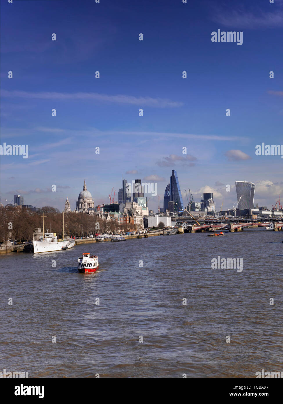 London City San Paolo e il fiume Tamigi da Waterloo Bridge London REGNO UNITO con pieno piacere di crociera barca in primo piano London REGNO UNITO Foto Stock