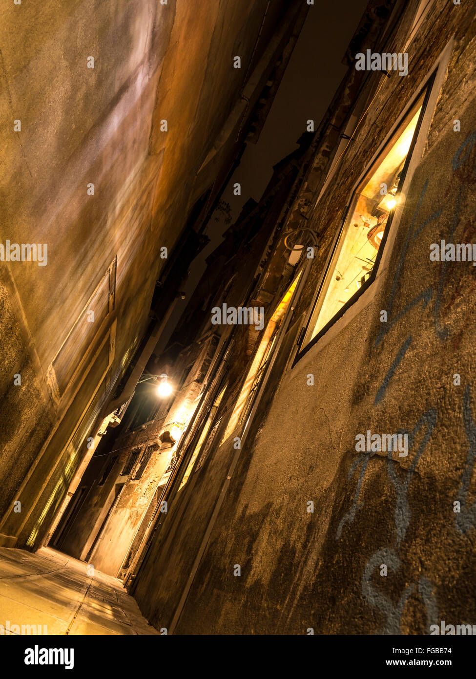 Vicolo tra le case di Venezia di notte Foto Stock