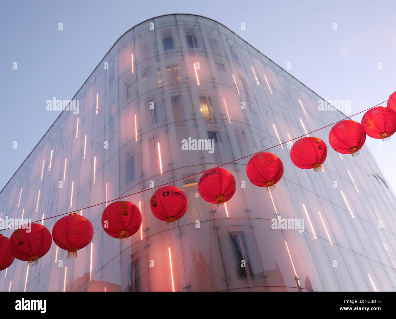 M&M's World tribunale svizzero iconico Edificio moderno con la tradizionale appendere le lanterne cinesi in primo piano Leicester Square Londra Foto Stock