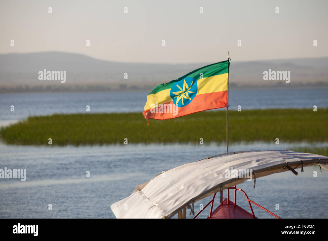 Una bandiera etiope su una barca, Lago Hawassa Etiopia Foto Stock