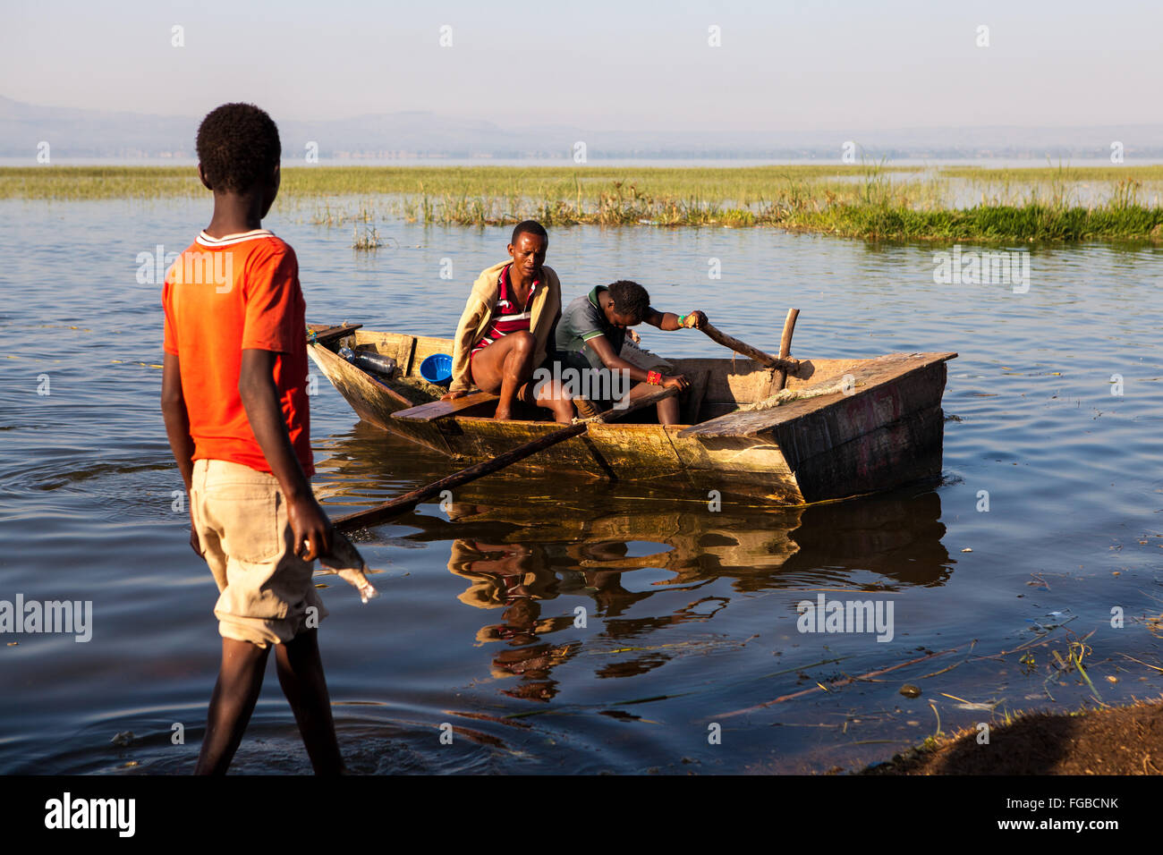 I pescatori in voga con la loro quotidiana delle catture di tilapia al mattino presto sun. Il lago di Hawassa Etiopia Africa Foto Stock