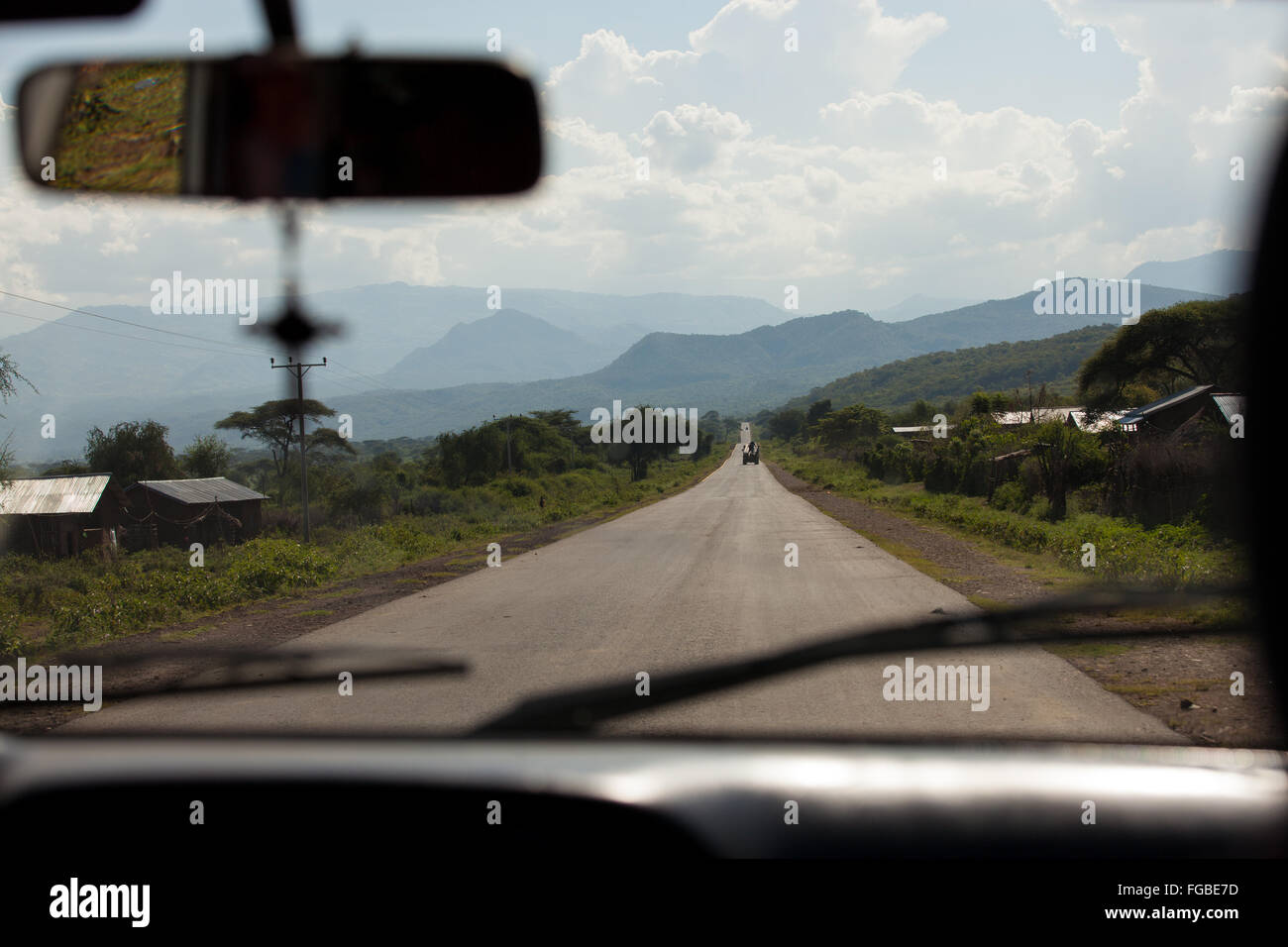 Una vista delle montagne in distanza guardando attraverso il parabrezza di un auto, Etiopia, Africa Foto Stock