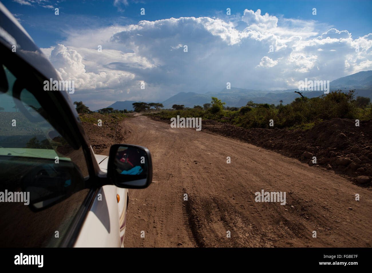 Una vista di una pista sterrata preso dal veicolo, Etiopia, Africa. Foto Stock