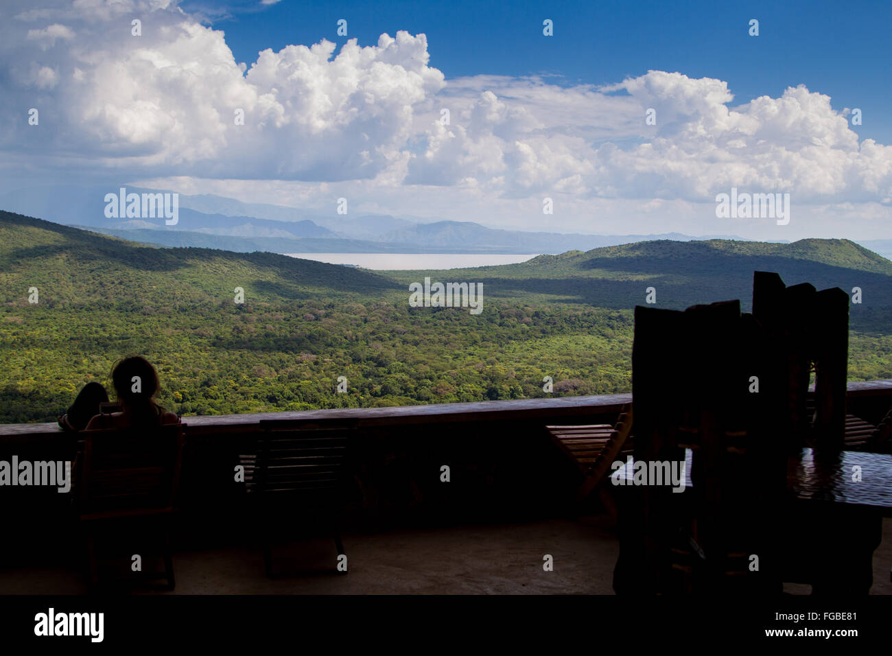 Una vista di fronte di una grande distesa di foresta di pioggia di una montagna e lago, Arba Minch, Etiopia. Foto Stock