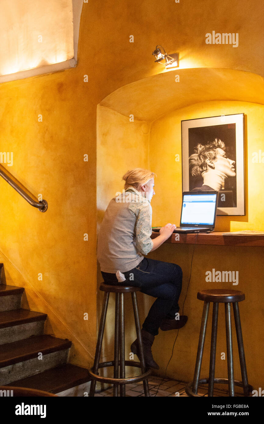 Donna locale in giallo arte murata arty caffetteria alla moda nella città vecchia di Cracovia,Polonia.,polacco,l'Europa,europeo, Foto Stock