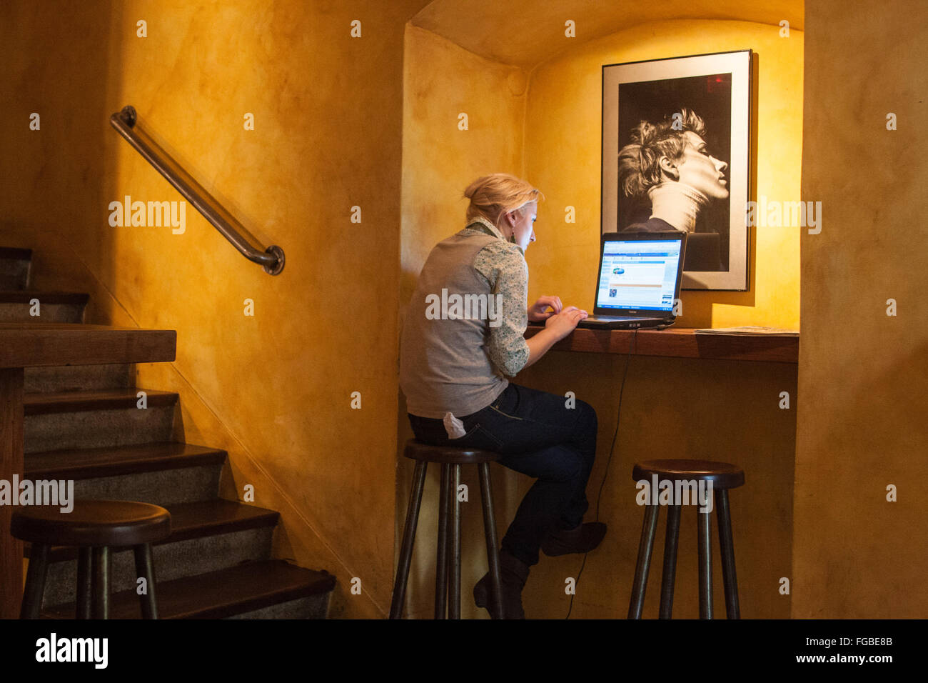 Donna locale in giallo arte murata arty caffetteria alla moda nella città vecchia di Cracovia,Polonia.,polacco,l'Europa,europeo, Foto Stock