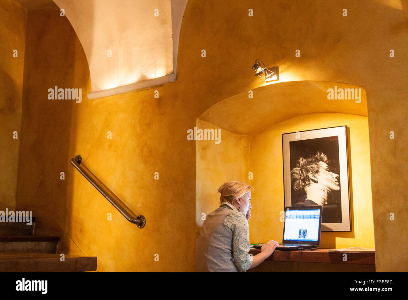 Donna locale in giallo arte murata arty caffetteria alla moda nella città vecchia di Cracovia,Polonia.,polacco,l'Europa,europeo, Foto Stock