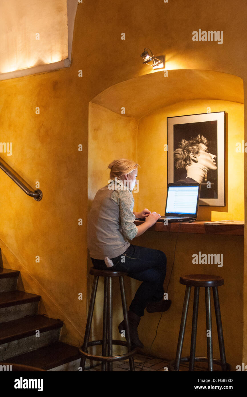 Donna locale in giallo arte murata arty caffetteria alla moda nella città vecchia di Cracovia,Polonia.,polacco,l'Europa,europeo, Foto Stock