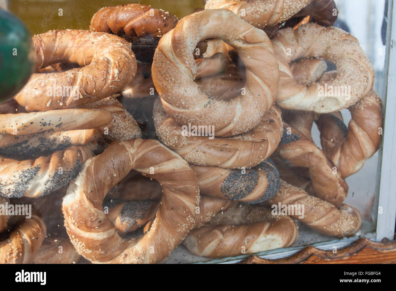 Chiosco vendita di pane tradizionale,salatini,a Cracovia,Polonia,l'Europa. Foto Stock