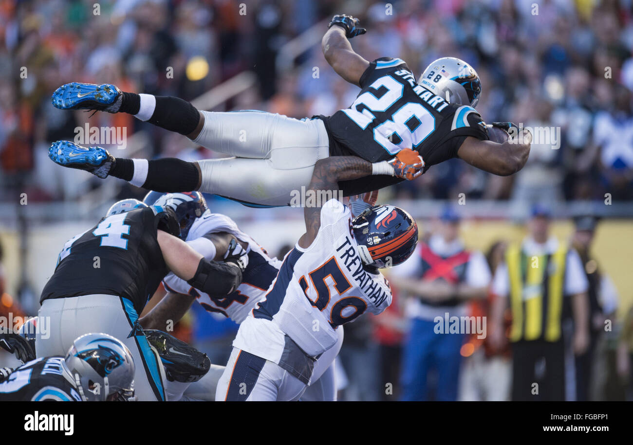 Santa Clara, California, USA. 7 febbraio, 2016. Carolina Panthers running back Jonathan Stewart (28) va alto su Denver Broncos inside linebacker DANNY TREVATHAN (59) per un touchdown nel secondo trimestre nel Super Bowl 50 a Levi's Stadium. © Paul Kitagaki Jr/Sacramento Bee/ZUMA filo/Alamy Live News Foto Stock