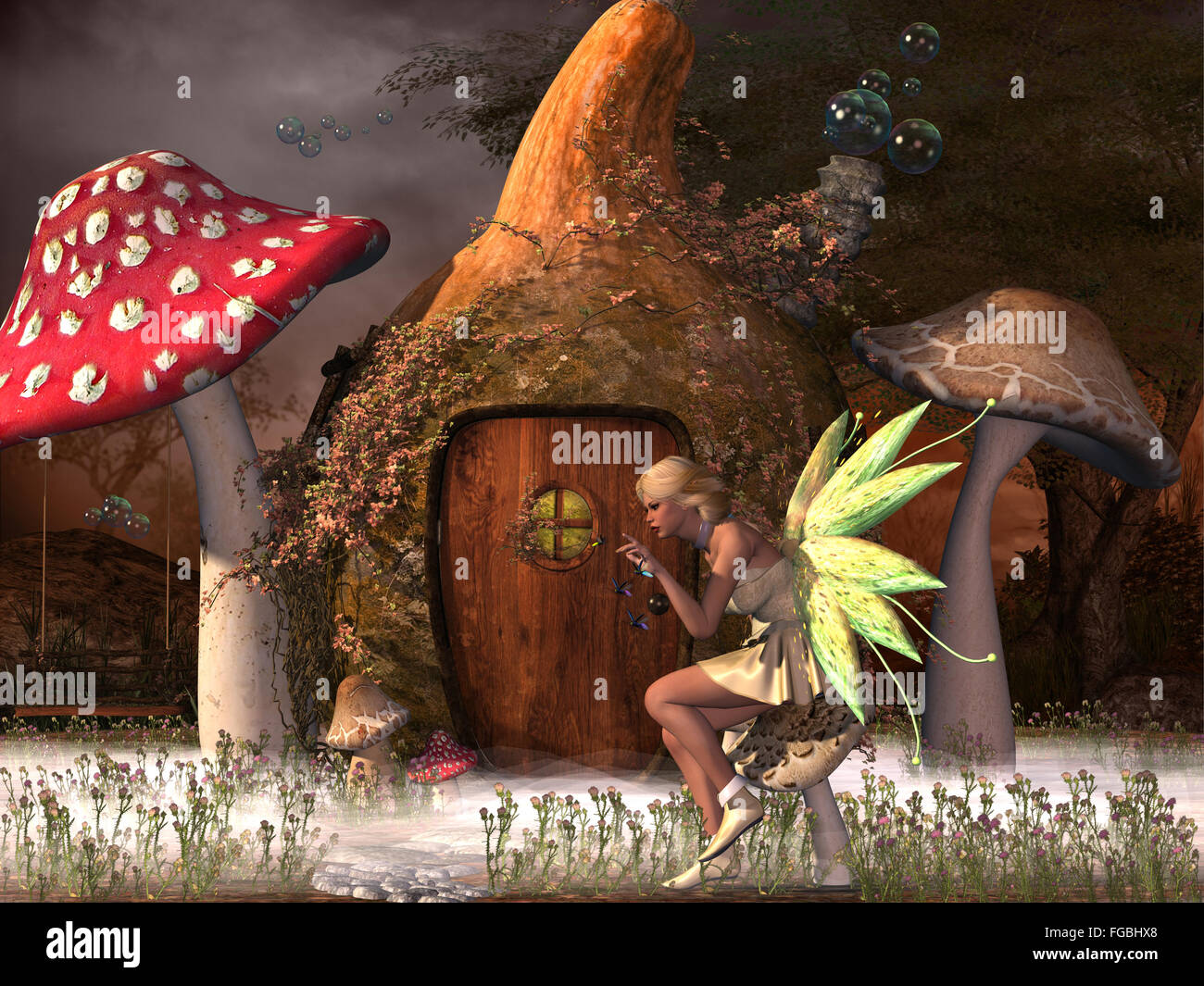 Fairy Belle gioca con glowflies fuori la sua zucca casa nella foresta magica. Foto Stock