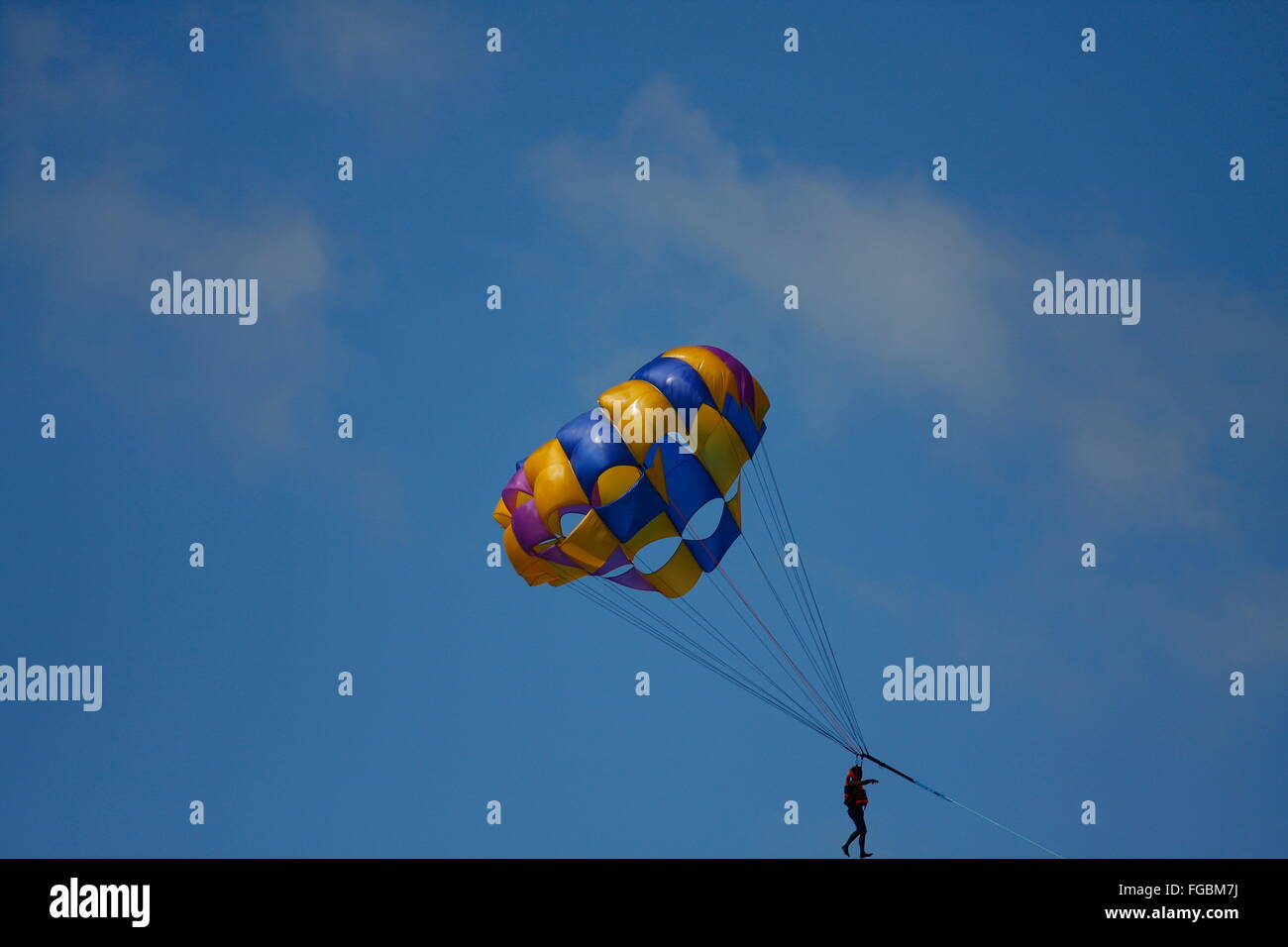 Basso Angolo di visione della persona Skydiving con paracadute contro Sky Foto Stock