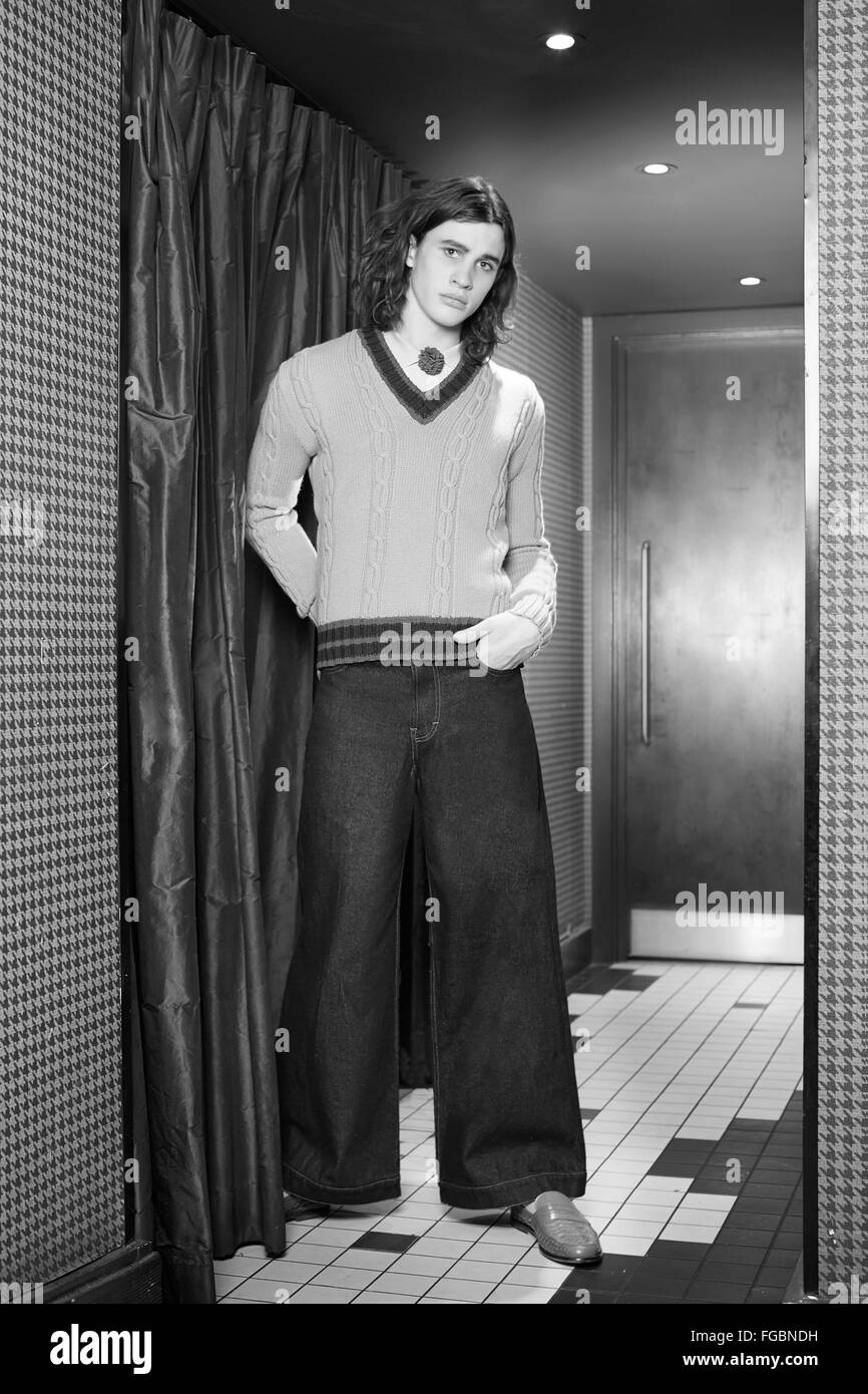 L'uomo nel vestire vestiti anni settanta in Shoreditch Foto Stock